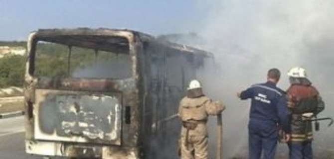 Под Ростовом на трассе М-4 сгорел автобус, перевозивший спортсменов