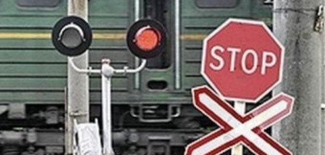 В Подмосковье поезд раздавил автомобиль на переезде: водитель погиб