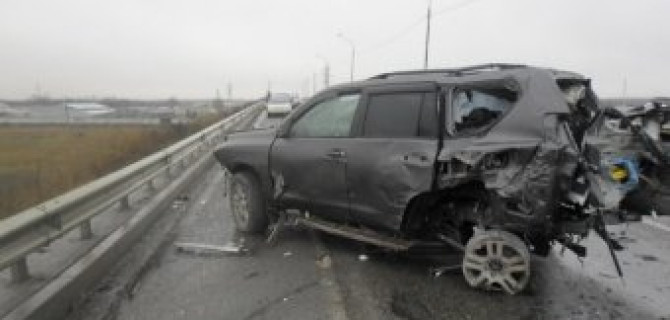 В Ярославле при столкновении двух внедорожников трое погибли и еще трое ранены