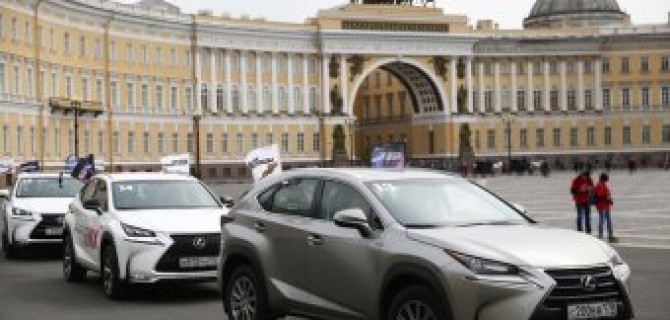 Автомобили марки "Лексус" проехали автопробегом в честь 70-летия со дня победы в Великой Отечественной Войне.