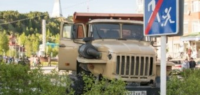 В Ханты-Мансийске Урал с отказавшими тормозами протаранил 11 машин