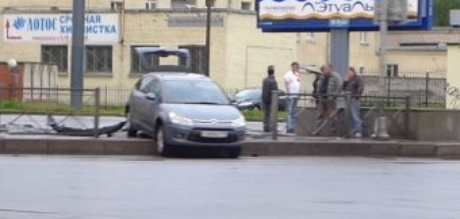 В результате столкновения "Ситроен C4" улетел на пешеходный тротуар
