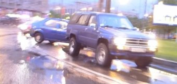 Неудачная буксировка - Renault Logan врезался в поребрик на площади Мужества