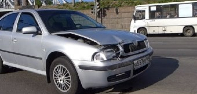 Водитель автомобиля Skoda не смог затормозить вовремя и врезался в Audi на Лесном проспекте