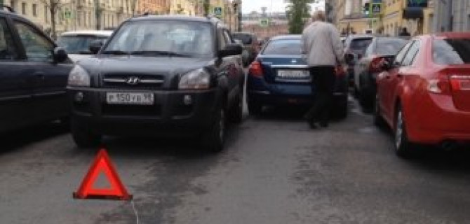 Торопливые водители, столкнувшись, заблокировали движение по набережной канала Грибоедова