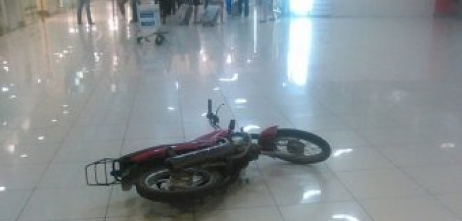 Пьяный мотоциклист на полном ходу въехал в здание аэропорта Кольцово в Екатеринбурге