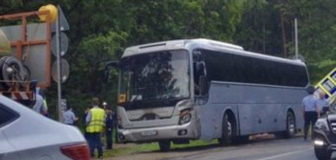 Водитель опрокинул бензовоз, чтобы не врезаться в автобус с детьми