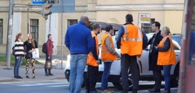 При повороте трамвая "ВЫЛЕТ ОДИН МЕТР"! Читать уметь надо! 