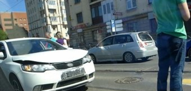 Водитель Kia Cerato врезался в ехавший перед ним Hyundai Sonata на проспекте Энгельса. 