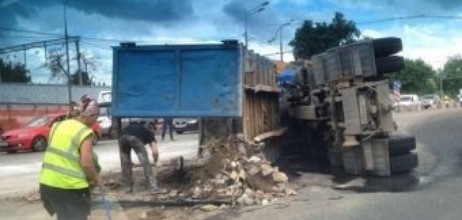 На юго-востоке Москвы перевернулся мусоровоз