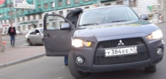Старенький "праворульный" японец врезался в кроссовер Mitsubishi на набережной Обводного канала