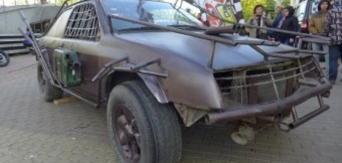 Хэви-металлический дизайн российского автомобиля марки ЛАДА - фрагменты одной из выставок в Петербурге