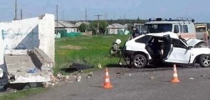 Четыре человека, включая ребенка, погибли в ДТП с «Ладой» и остановкой в Омской области