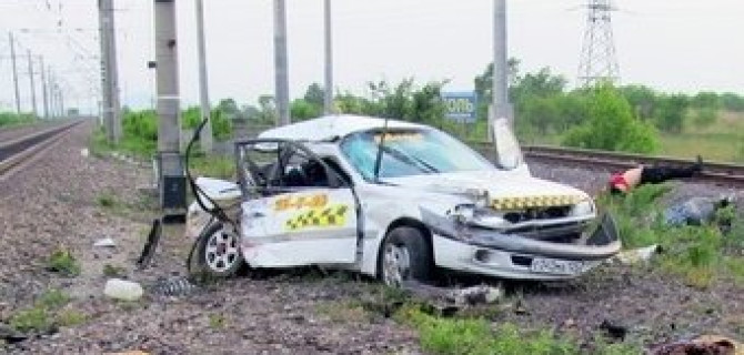 В Приморье поезд раздавил машину такси: погибли трое
