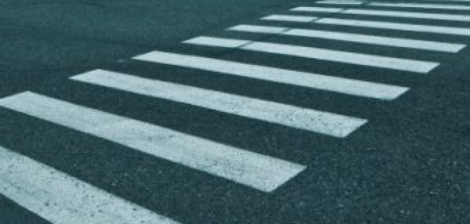 В Невском районе грузовик сбил женщину с ребенком на пешеходном переходе 