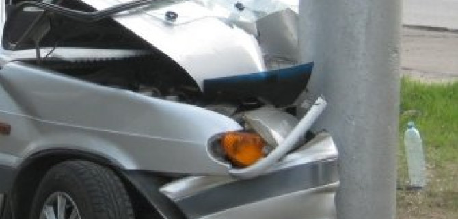 На проспекте Большевиков ВАЗ въехал в столб: пострадали два человека