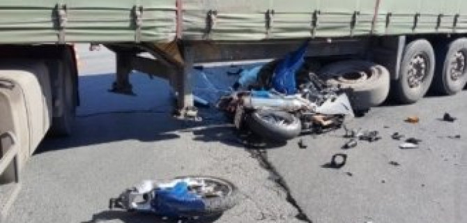 На Софийской улице мотоциклист погиб под фурой