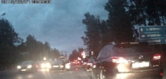 На Выборгском шоссе в аварию попали 4 автомобиля 