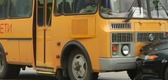 Под Благовещенском иномарка столкнулась с автобусом, везущим школьников на ЕГЭ