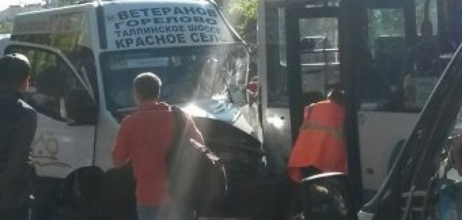 На Ветеранов столкнулись маршрутка и троллейбус