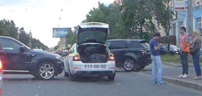 BMW НЕ ПРОЙДЕТ! Авария на проспекте Энгельса - таксист против кроссовера X6 