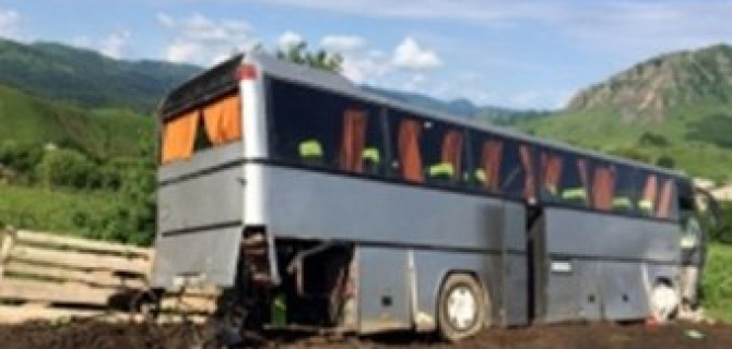 В ДТП в Карачаево-Черкесии пострадали пассажиры экскурсионного автобуса