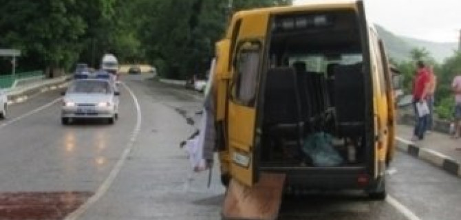 Три человека погибли при столкновении фуры и автобуса под Геленджиком