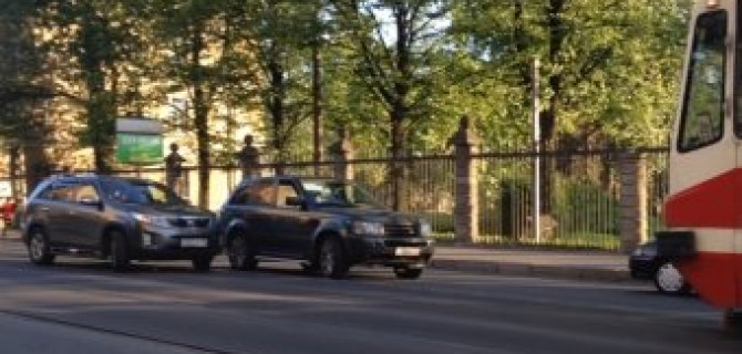 Странная авария на Лесном проспекте - два кроссовера оказались на полосе встречного движения
