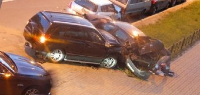 Водитель Suzuki протаранил пять припаркованных автомобилей на Среднеохтинском проспекте