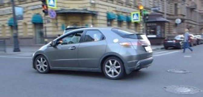 Две девушки не пропустили друг дружку на пересечении Моховой и Пестеля