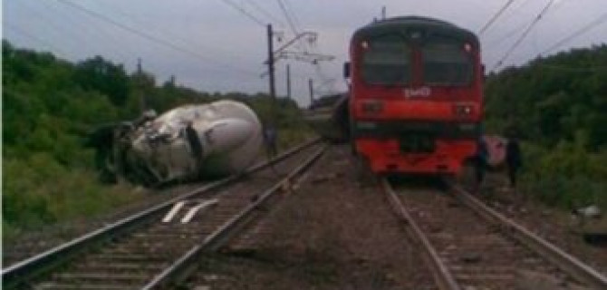 При столкновении электрички «Белгород-Курск» и грузовика пострадали восемь человек 