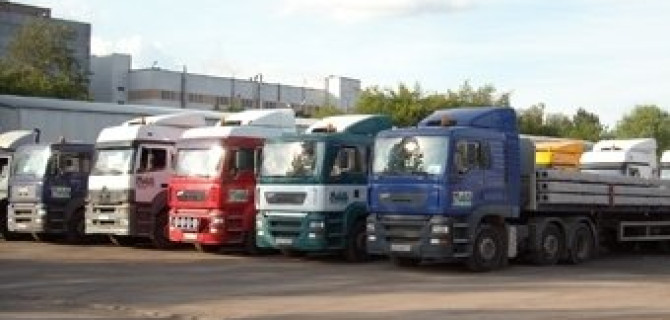 Продажи грузовиков в России снизились почти в два раза