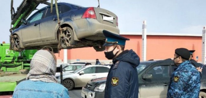 Как приставы изымают автомобили и что при этом делать должнику