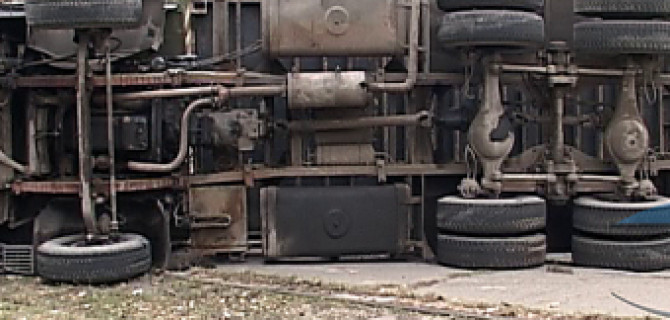 В Москве на Кутузовском перевернулся КамАЗ с мусором