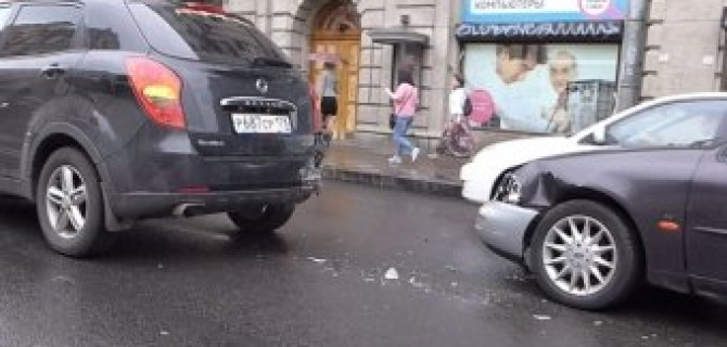 Универсал Ford Scorpio врезался в китайский кроссовер на пешеходнике на Каменноостровском 