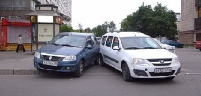 "Розочка" из трех авто - авария на улице Академика Лебедева 