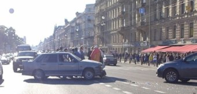 Кавказские ребята на тонированом ВАЗ 21099 врезались в Toyota у Аничкова моста