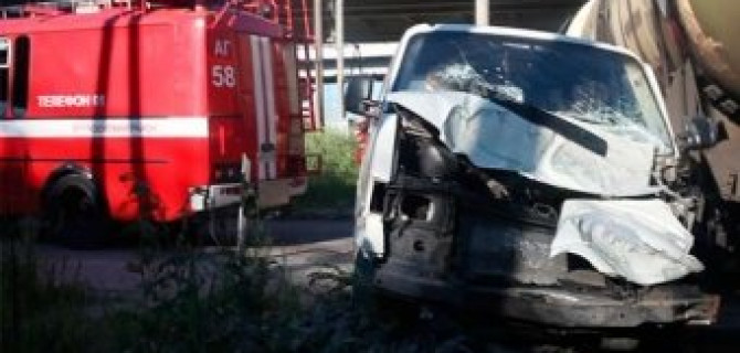 В Петербурге поезд протаранил фургон