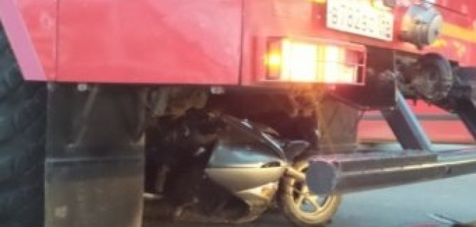 В Екатеринбурге скутер въехал под пожарную машину