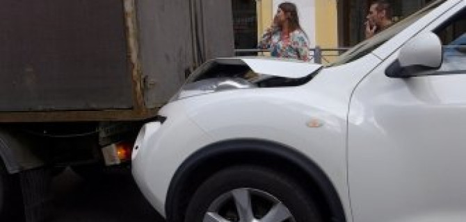 Утренняя "догонялка" - "Ниссан Жук" врезался в "Газель" напротив Гостиного Двора