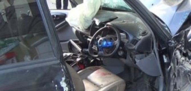 В Иркутске мужчина на машине разбился о стену дома