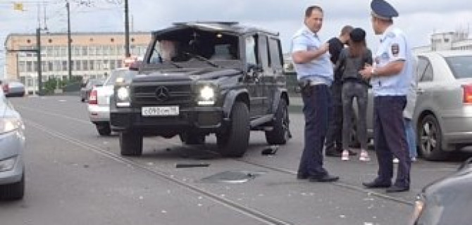 Люксовый Mercedes Benz Гелендваген, судя по всему, перевернулся на Гренадерском мосту