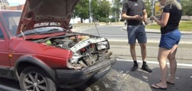 Водитель "Фольксвагена" не сумел выдержать дистанцию  и врезался в BMW 