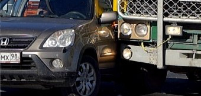 На съезде с КАД на проспект Культуры бетономешалка придавила кроссовер Honda 