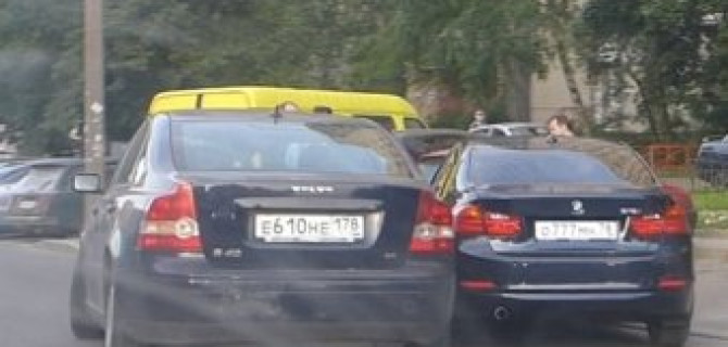 Девушка на BMW с номерами 777 врезалась в Volvo на Хо-Ши-Мина