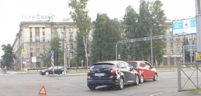 ДТП на Кантемировской площади - Ford Focus врезался в Kia Picanto 