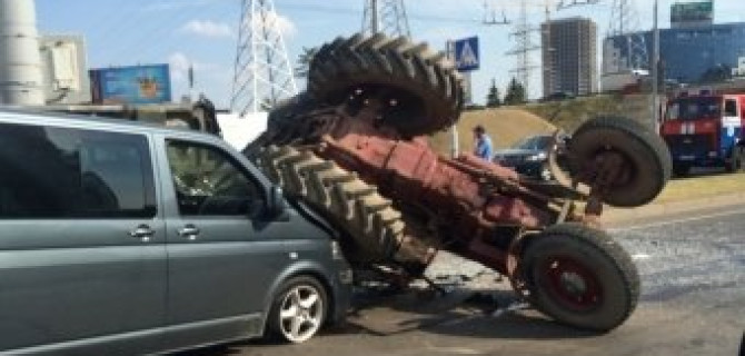 Трактор "Беларусь" опрокинулся в Белоруси из-за  столкновения с микроавтобусом