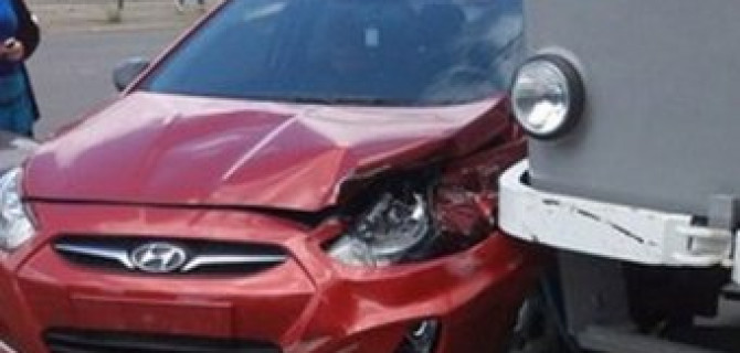 Легковой Hyundai перепрыгнул барьер и вылетел на трамвайные рельсы