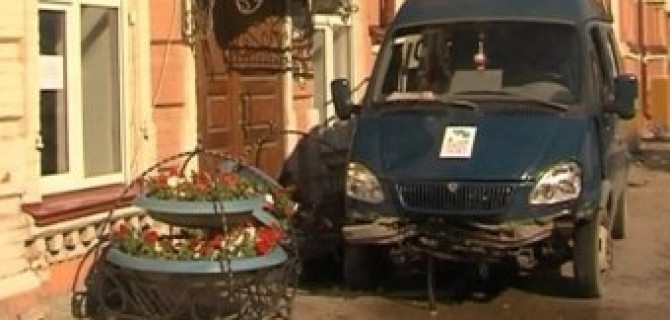 В Тюмени «Газель» сбила трех человек на тротуаре