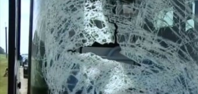 Два человека пострадали в столкновении автобуса с бетонными блоками в Москве